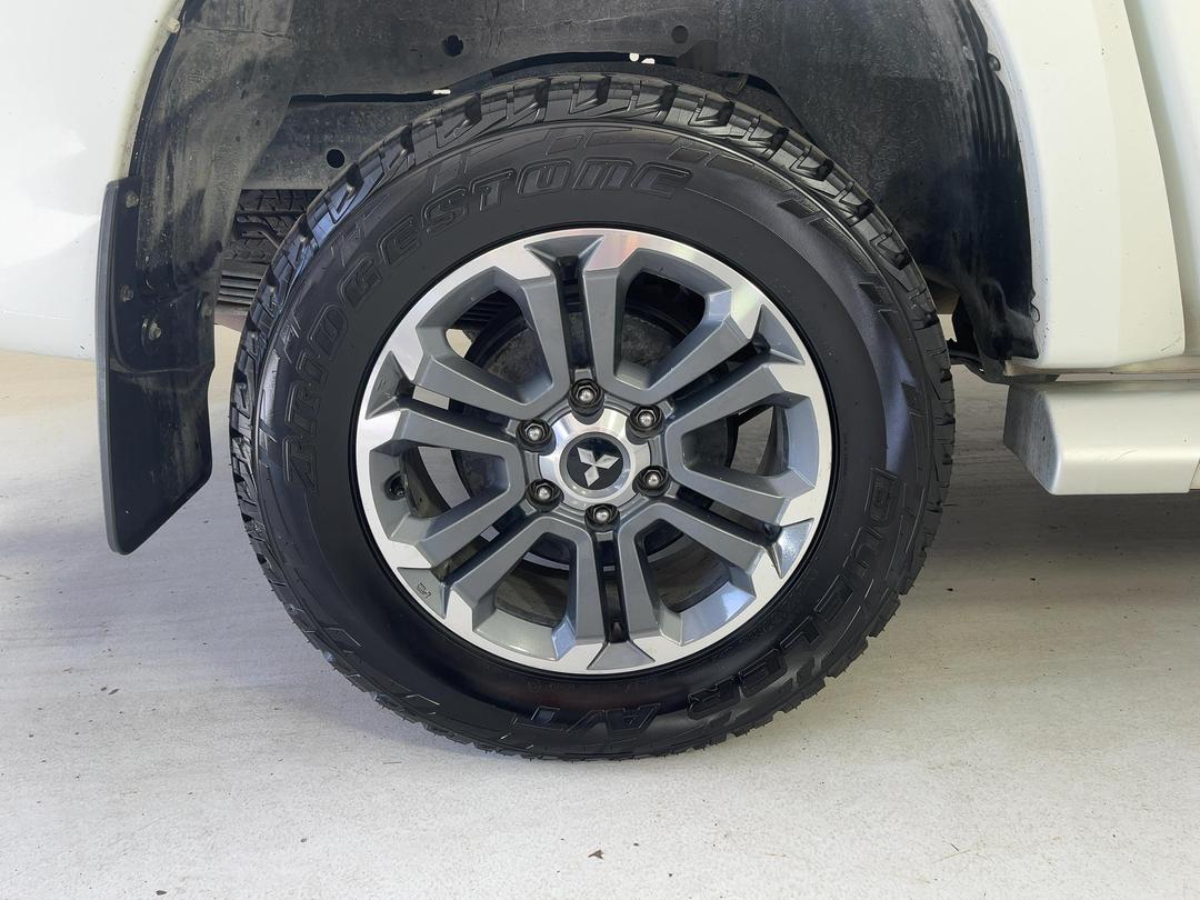 Photo '12' of Mitsubishi Triton