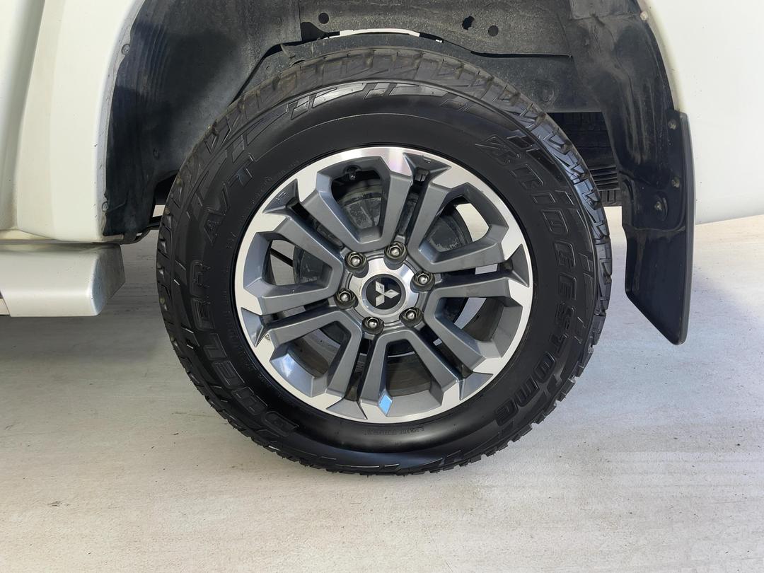 Photo '11' of Mitsubishi Triton