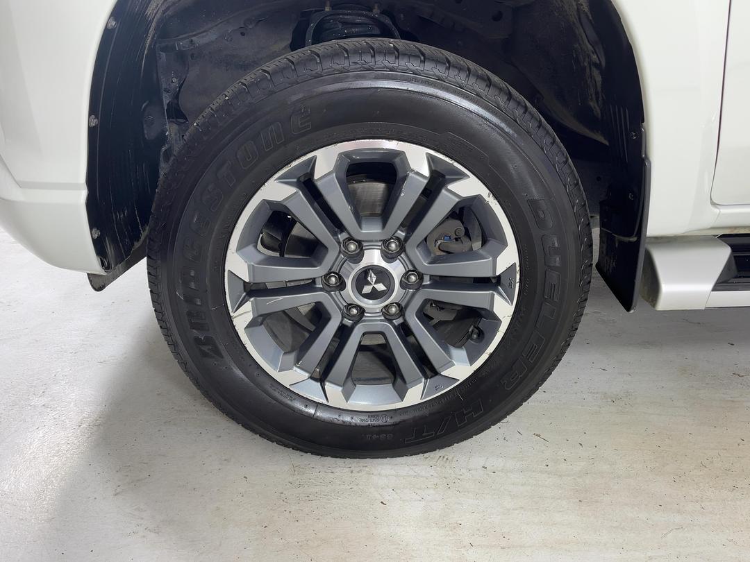 Photo '10' of Mitsubishi Triton