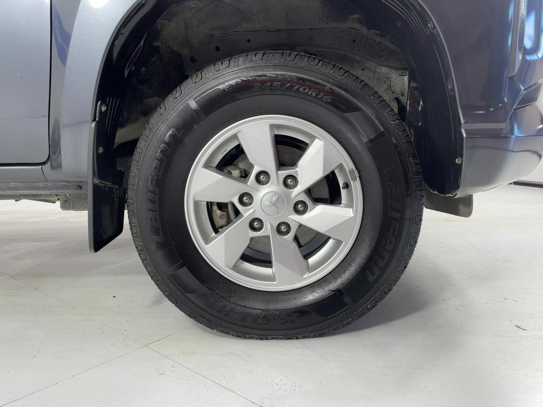 Photo '9' of Mitsubishi Triton