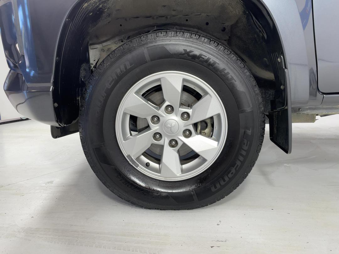 Photo '10' of Mitsubishi Triton