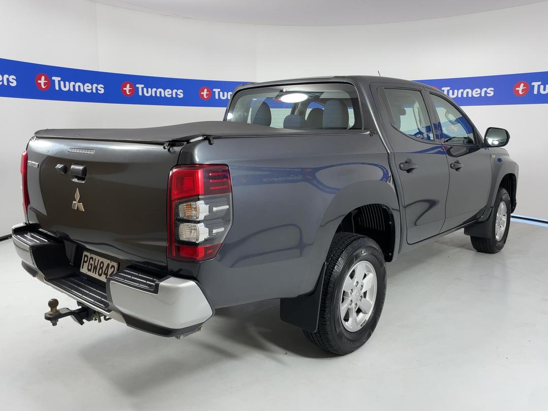 Photo '7' of Mitsubishi Triton