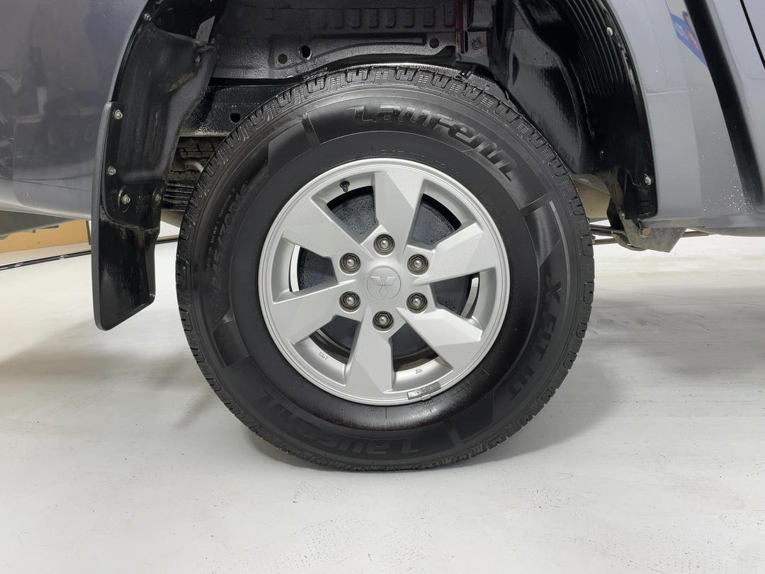 Photo '12' of Mitsubishi Triton