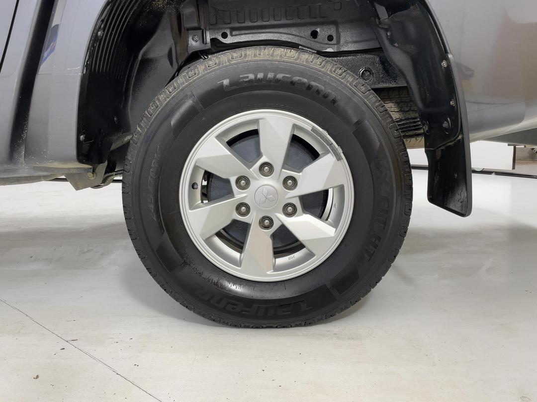 Photo '11' of Mitsubishi Triton