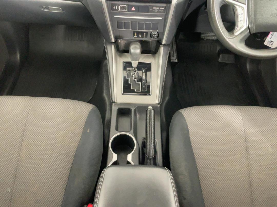 Photo '18' of Mitsubishi Triton