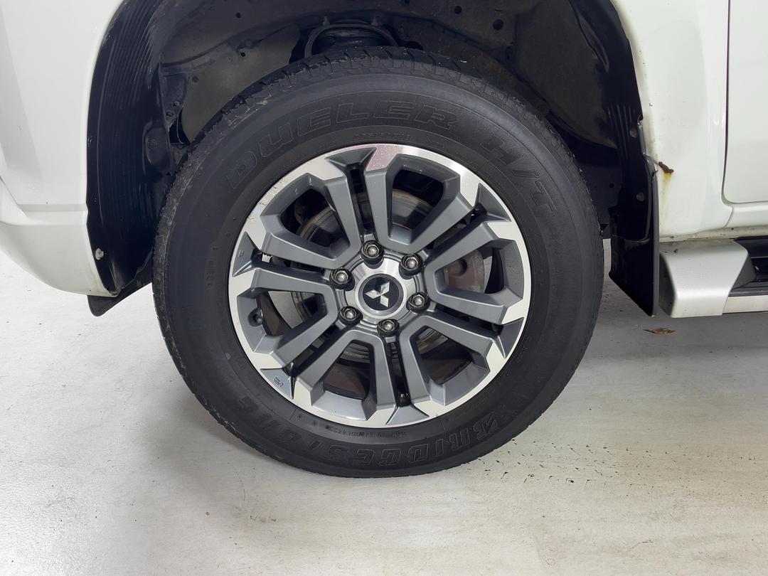 Photo '10' of Mitsubishi Triton