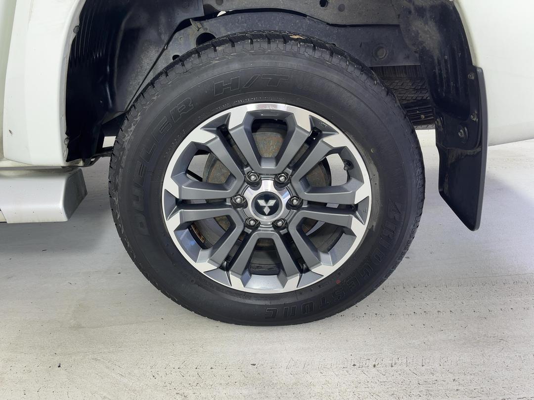 Photo '11' of Mitsubishi Triton