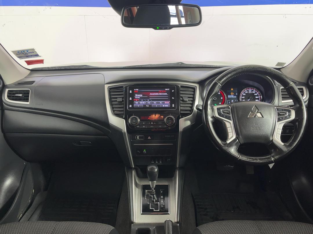 Photo '17' of Mitsubishi Triton