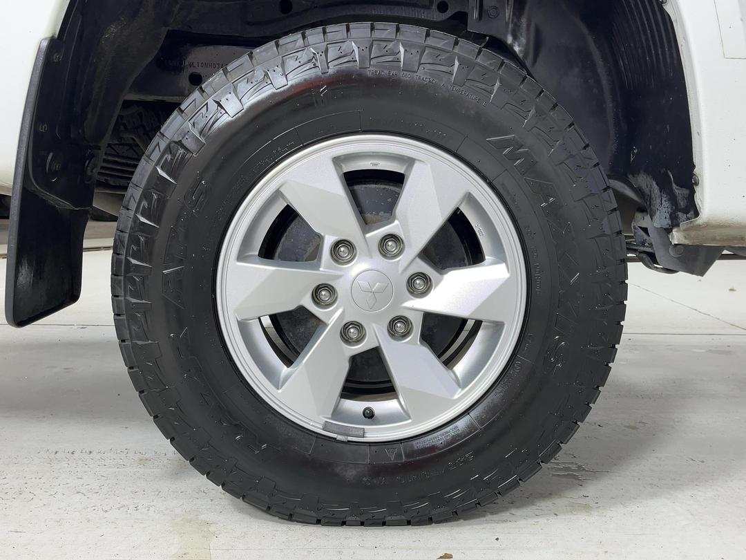 Photo '12' of Mitsubishi Triton