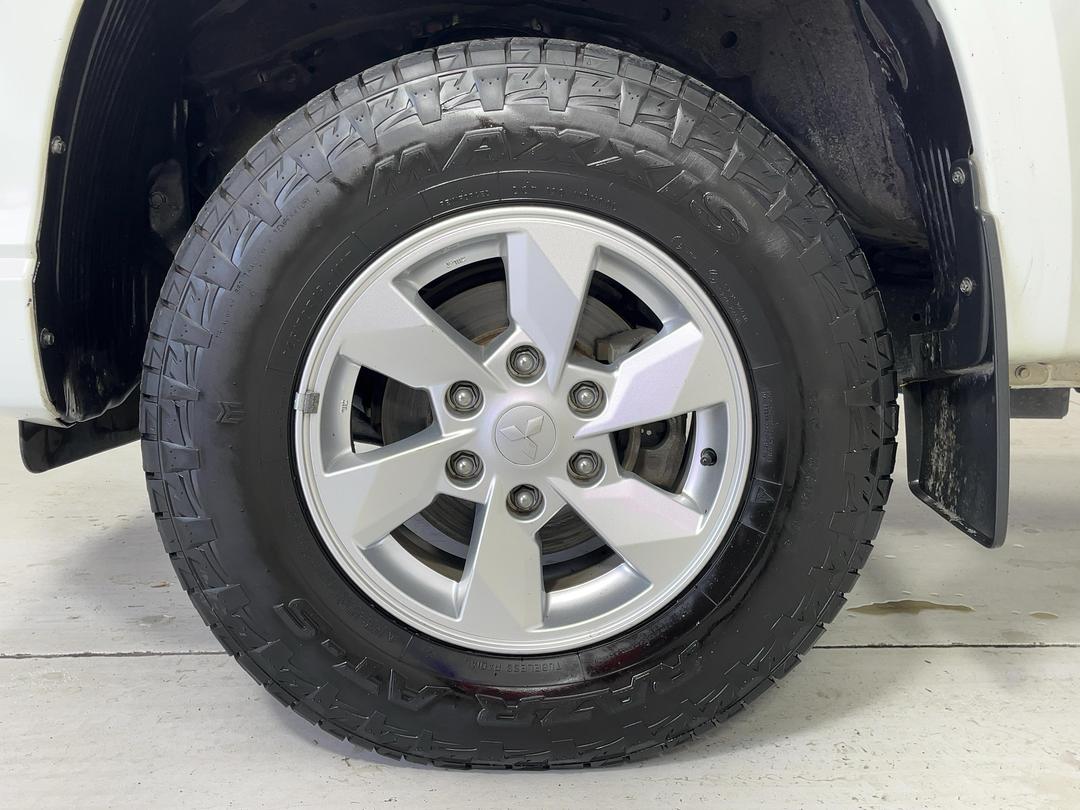 Photo '10' of Mitsubishi Triton