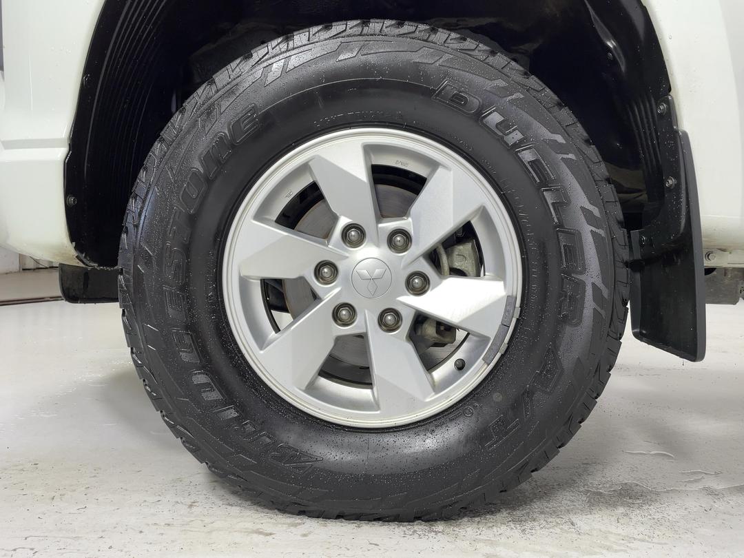Photo '10' of Mitsubishi Triton