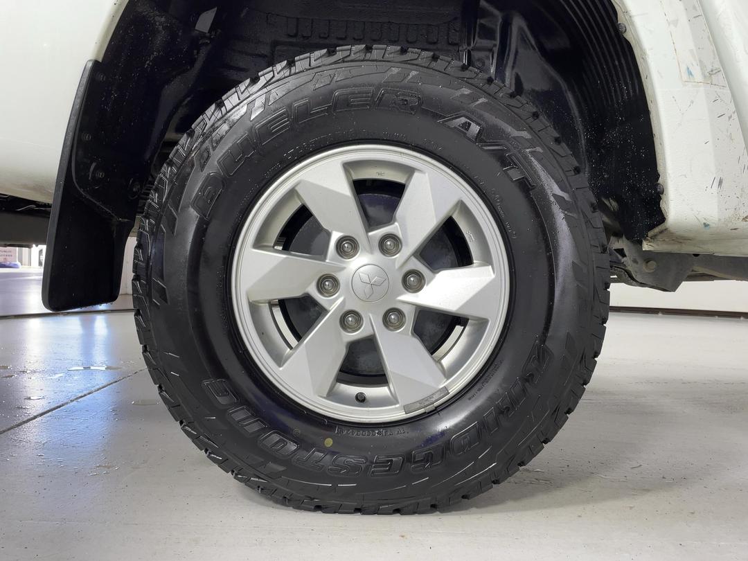 Photo '12' of Mitsubishi Triton