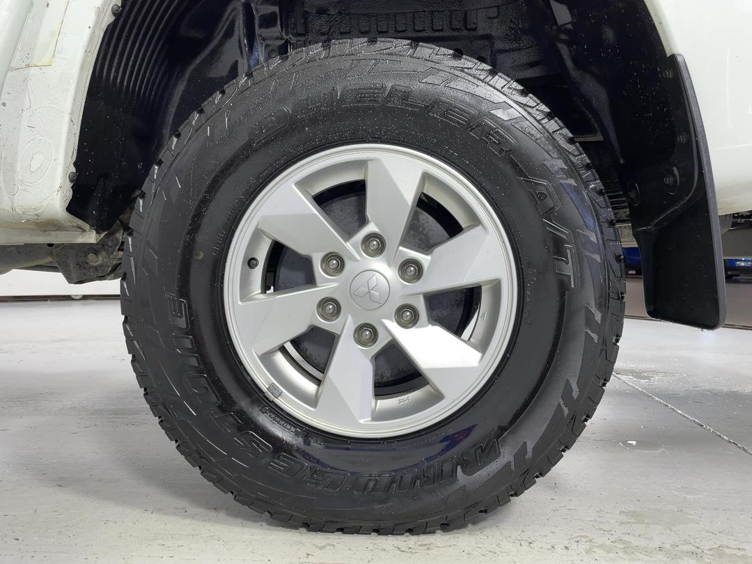 Photo '11' of Mitsubishi Triton