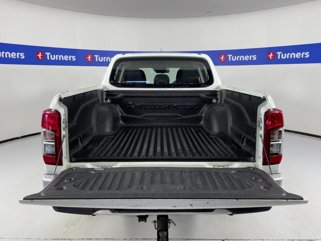 Photo '14' of Mitsubishi Triton