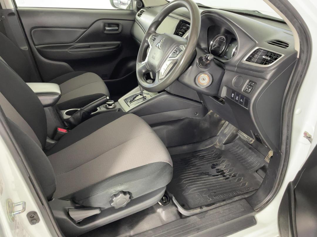 Photo '16' of Mitsubishi Triton