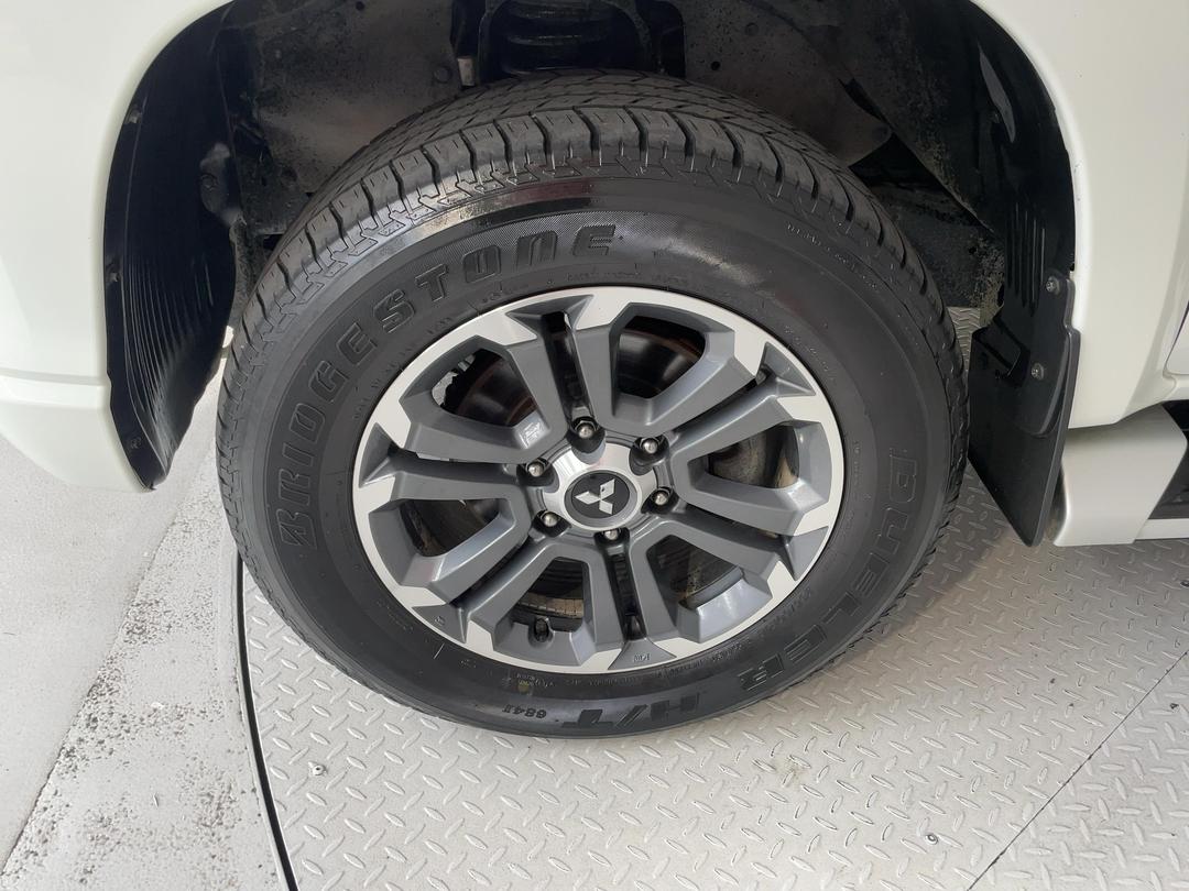 Photo '10' of Mitsubishi Triton