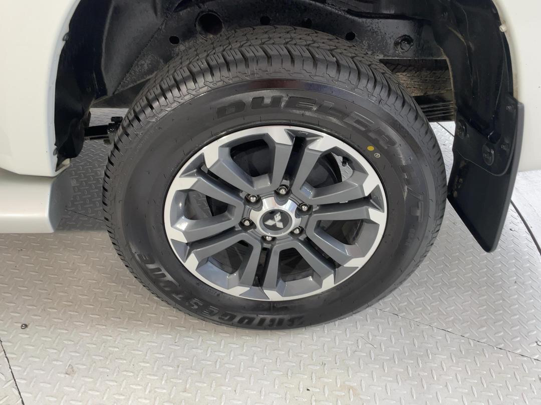Photo '11' of Mitsubishi Triton