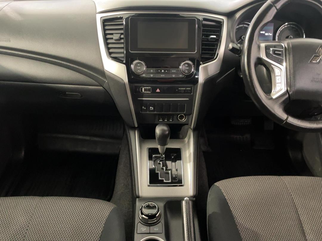 Photo '18' of Mitsubishi Triton