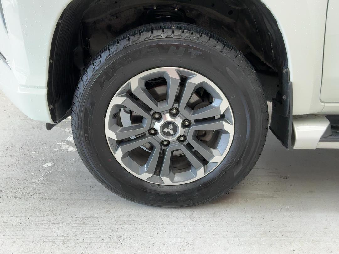 Photo '10' of Mitsubishi Triton