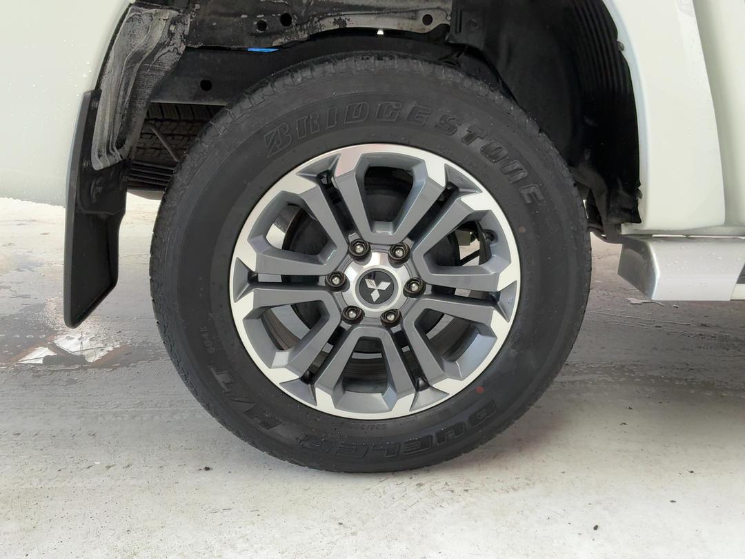 Photo '12' of Mitsubishi Triton