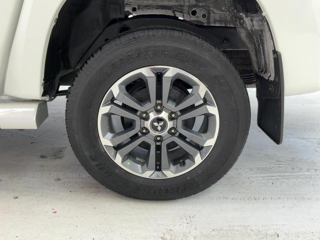 Photo '11' of Mitsubishi Triton