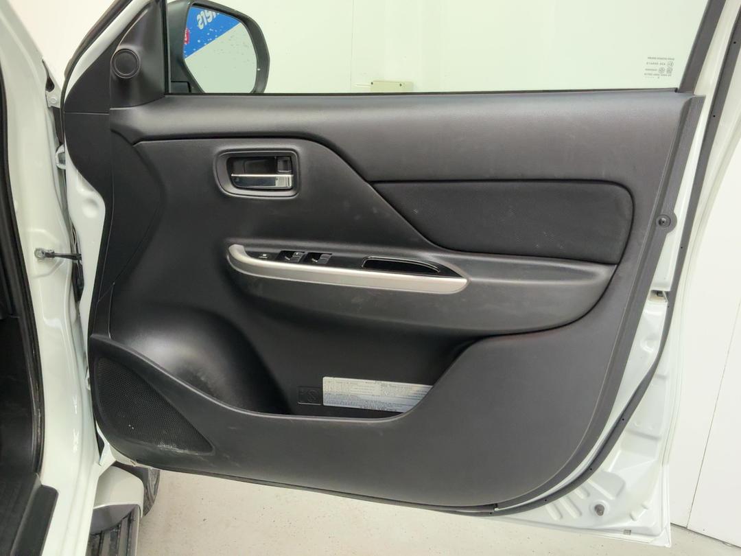 Photo '15' of Mitsubishi Triton