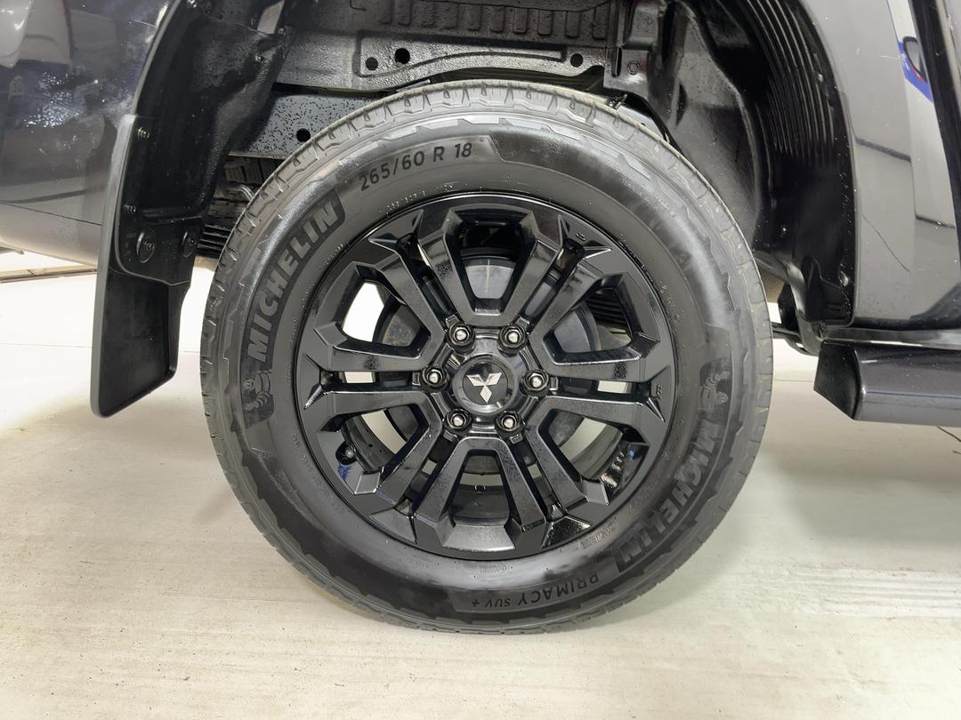 Photo '12' of Mitsubishi Triton