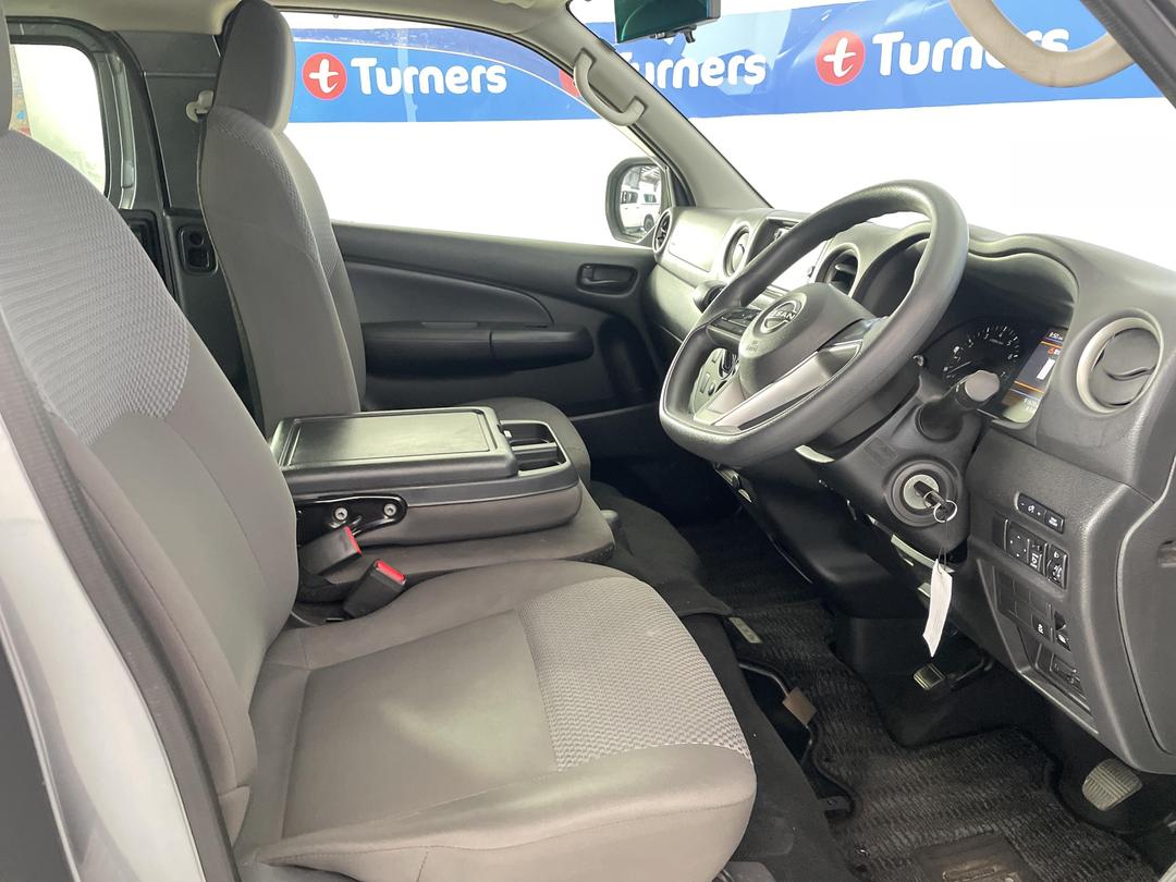 Photo '16' of Nissan NV350