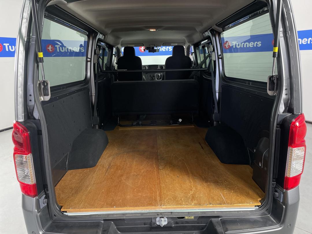 Photo '14' of Nissan NV350