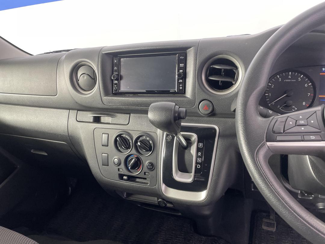 Photo '18' of Nissan NV350