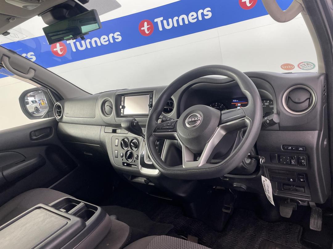 Photo '17' of Nissan NV350