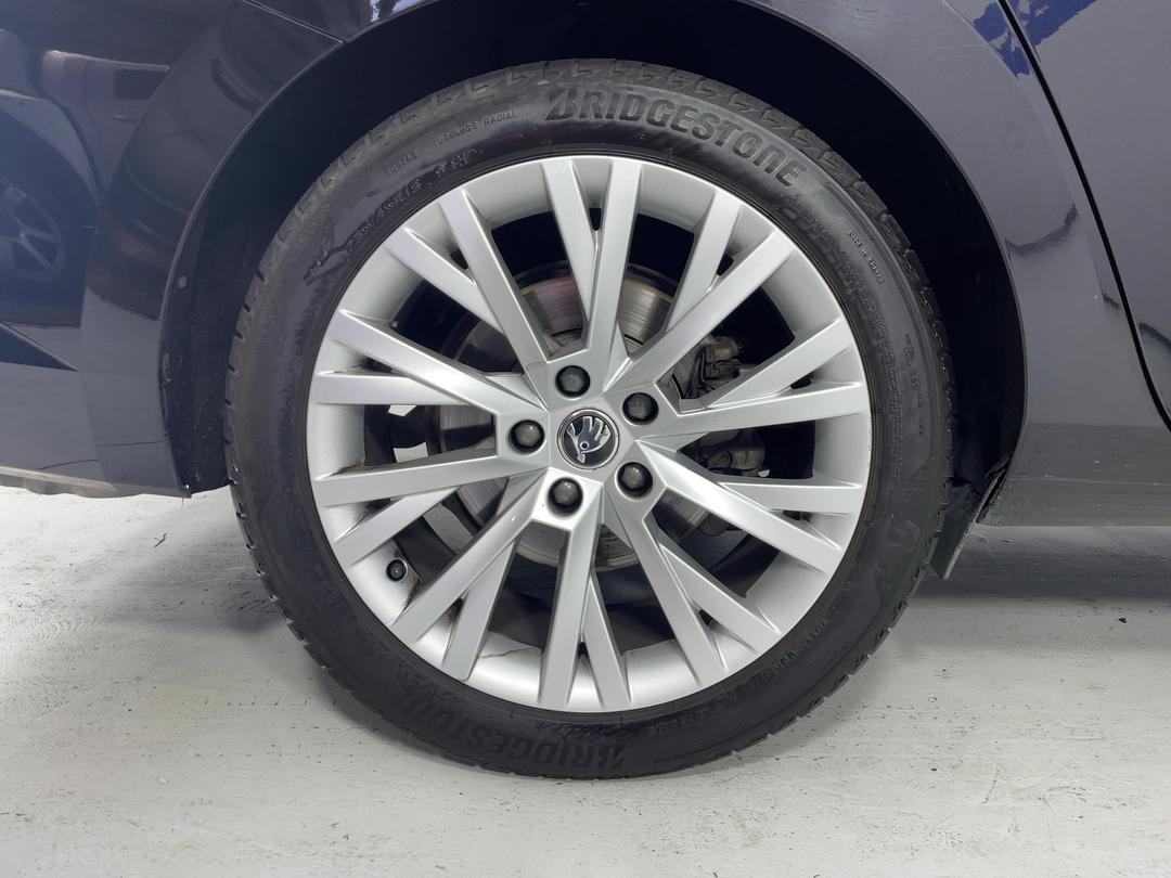 Photo '12' of Skoda Superb