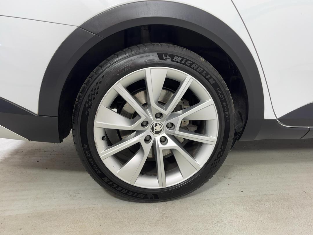 Photo '12' of Skoda Superb