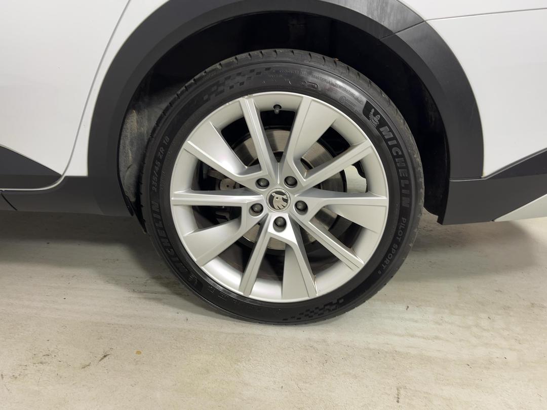 Photo '11' of Skoda Superb