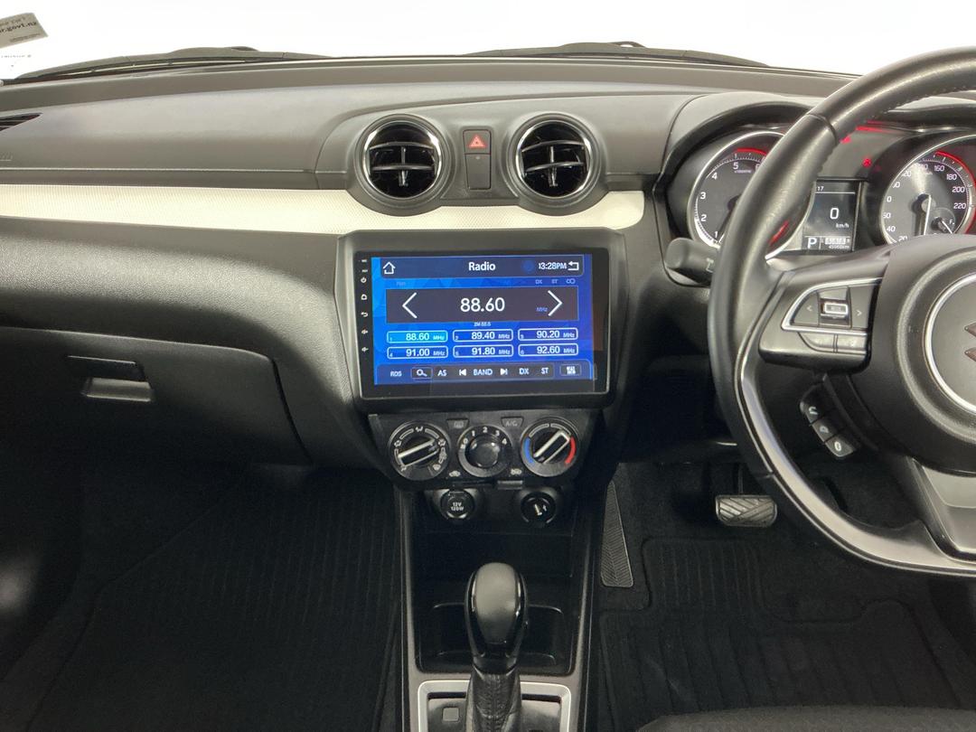 Photo '18' of Suzuki Swift