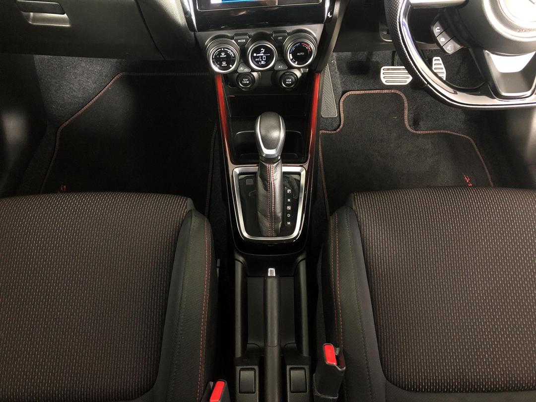 Photo '18' of Suzuki Swift