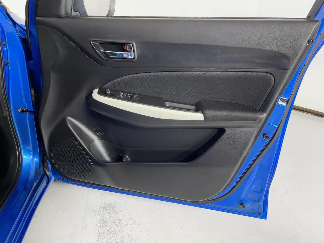 Photo '15' of Suzuki Swift