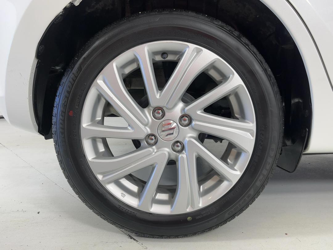 Photo '12' of Suzuki Swift