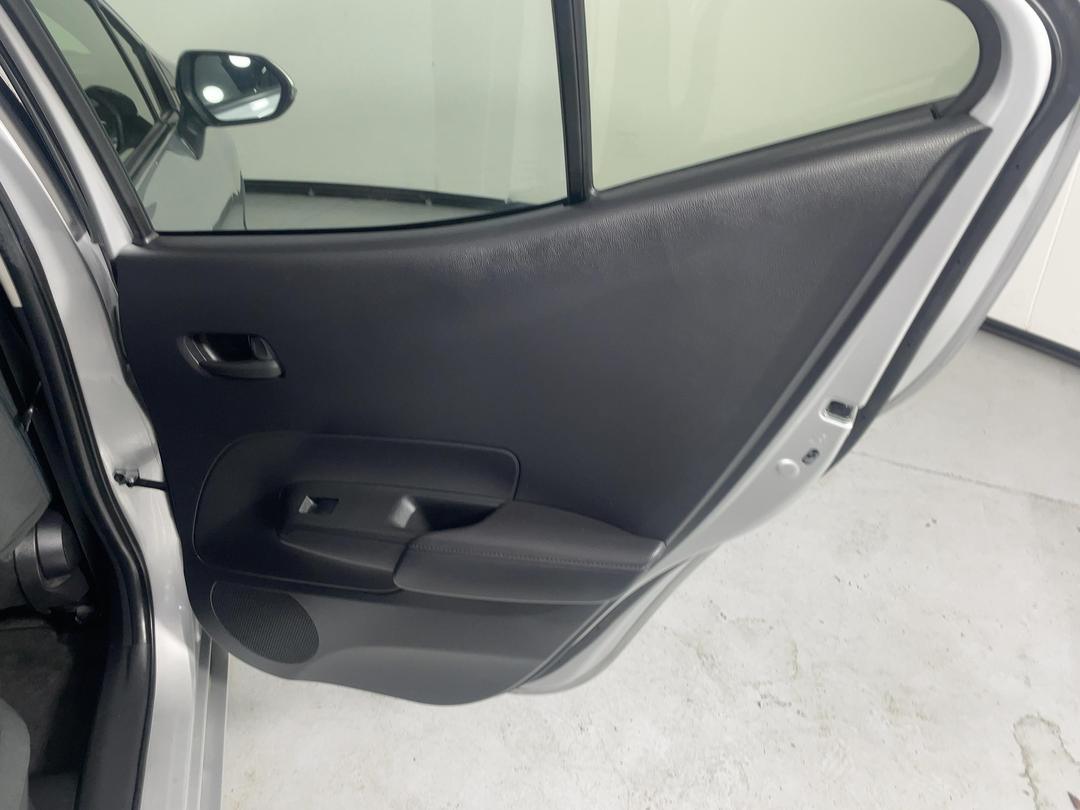 Photo '19' of Toyota Aqua