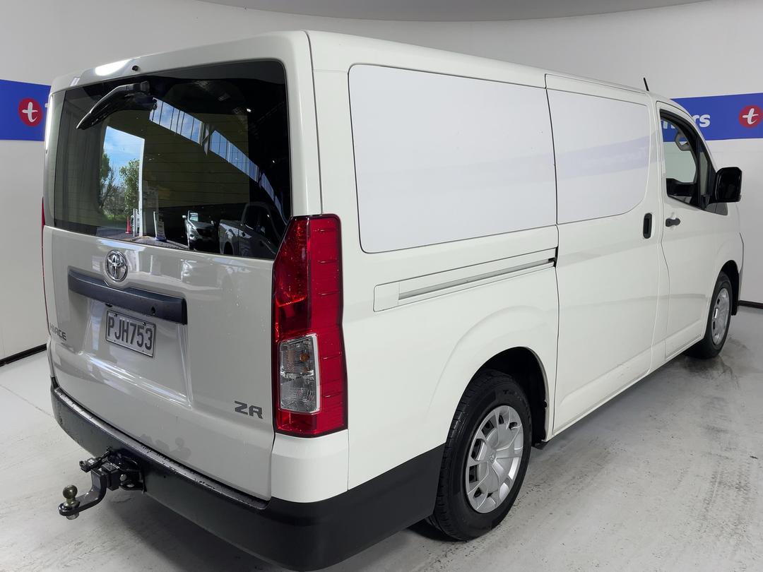 Photo '7' of Toyota Hiace