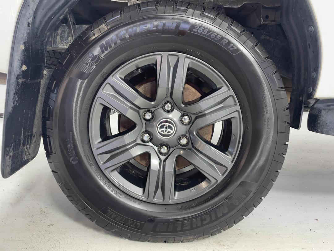 Photo '12' of Toyota Hilux