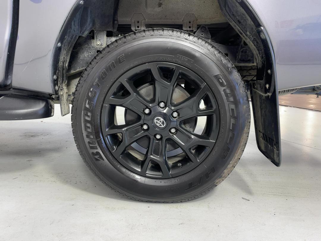 Photo '11' of Toyota Hilux