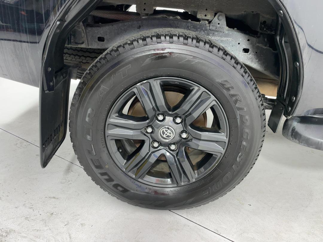 Photo '12' of Toyota Hilux
