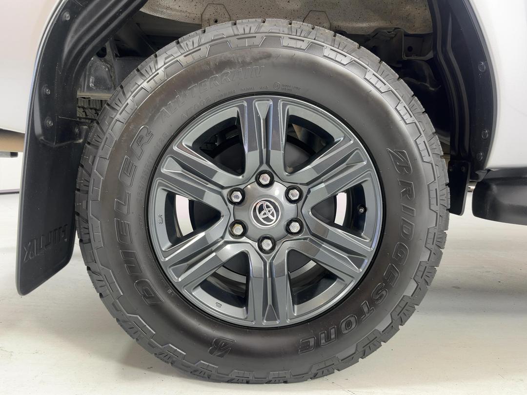 Photo '12' of Toyota Hilux