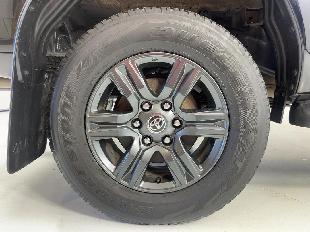 Photo '12' of Toyota Hilux
