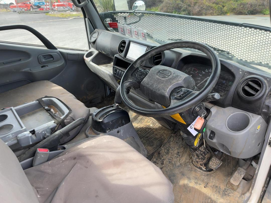 Photo '11' of Hino 300 XZU605R Transporter