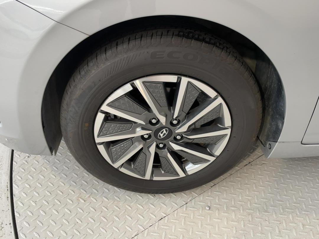 Photo '10' of Hyundai Ioniq