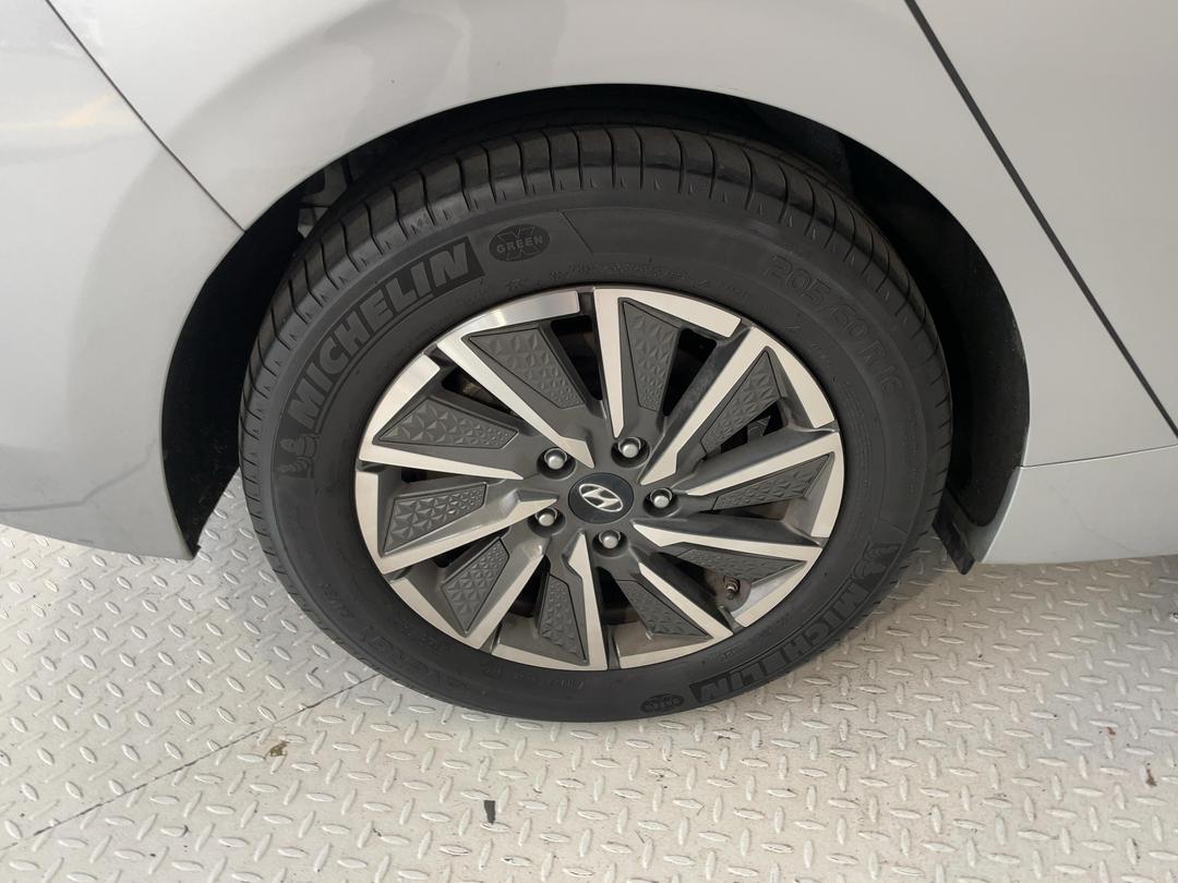 Photo '12' of Hyundai Ioniq