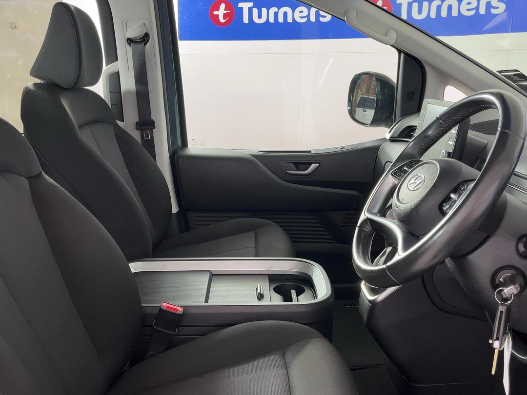 Photo '16' of Hyundai Staria