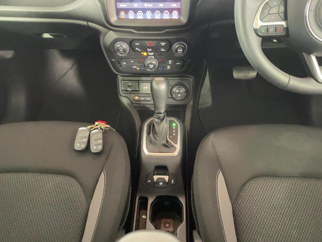 Photo '18' of Jeep Renegade
